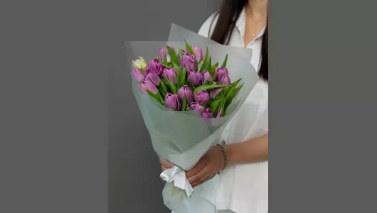 Великолепный букет из&nbsp;21 лавандового, пионовидного тюльпана