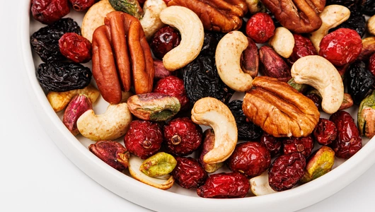 Смесь из орехов, изюма и садовой клюквы