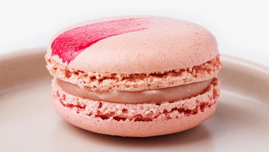 Макарон" Клубничный чизкейк", кафе