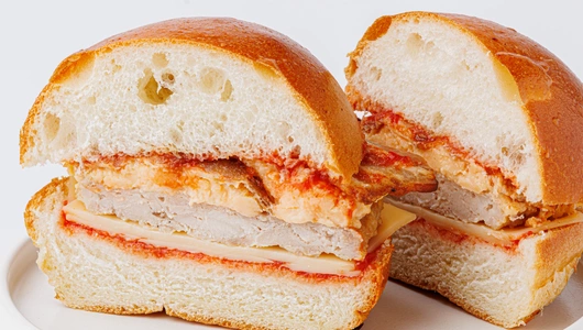 Бургер с куриной котлетой, беконом и яйцом