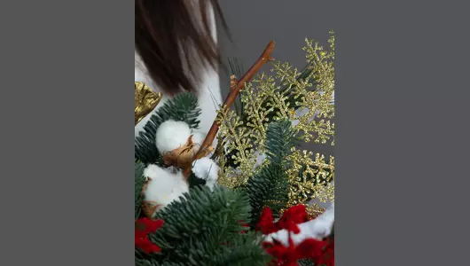 Новогодняя композиция в&nbsp;шляпной коробке с&nbsp;золотыми ветками и&nbsp;шарами