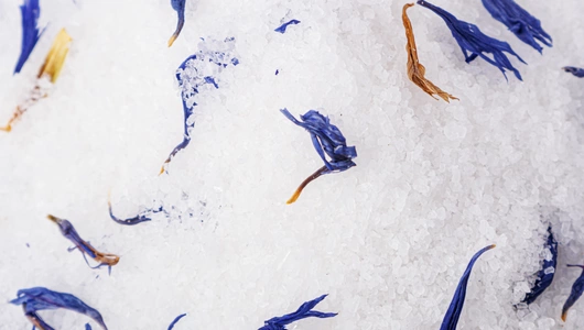 Соль для&nbsp;ванн магниевая парфюмированная "Ваниль и&nbsp;миндаль" с&nbsp;сухоцветами