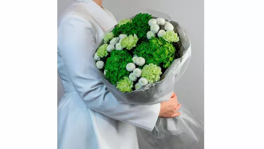 Авторский букет из&nbsp;гортензий и&nbsp;хризантемы "Изумрудная роса" FMART by flowwow