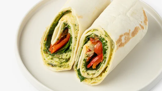 Сэндвич ролл с&nbsp;моцареллой, вялеными томатами и&nbsp;соусом песто