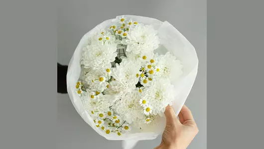 Полевой букет белоснежные хризантемы и&nbsp;ромашки в&nbsp;крафте FMART by flowwow