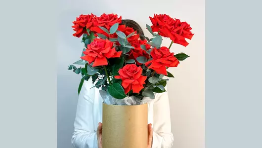 Композиция в&nbsp;коробке с&nbsp;французской розой "Пламя страсти" FMART by flowwow