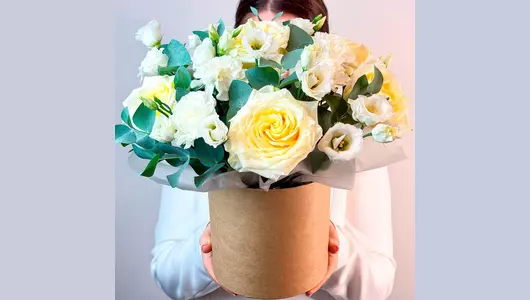 Композиция в&nbsp;коробке с&nbsp;кремовыми розами, гвоздиками и&nbsp;лизиантусом "Ванильный десерт" FMART by flowwow