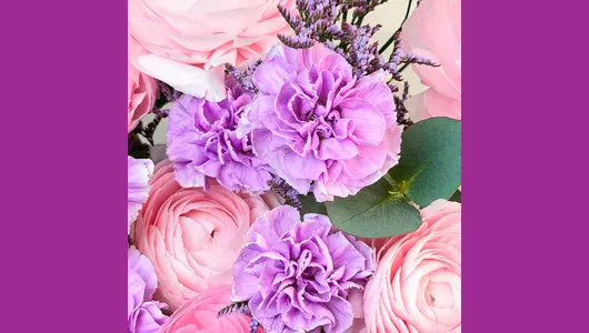 Авторский букет из&nbsp;ранункулюсов и&nbsp;гвоздики "Розовые грeзы" FMART by flowwow