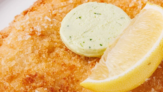 Шницель куриный с пряным маслом и лимоном