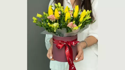 Шляпная коробка из тюльпанов и эустомы