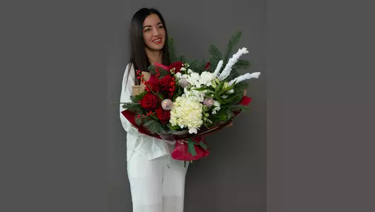 Романтичный зимний букет: розы, гортензия, маттиола