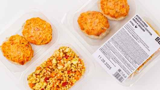 Котлеты куриные с моцареллой с булгуром, киноа и овощами