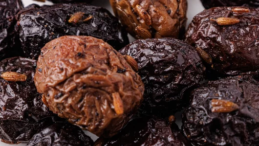 Оливки сушеные черные с косточкой с мускатным орехом и лавандой