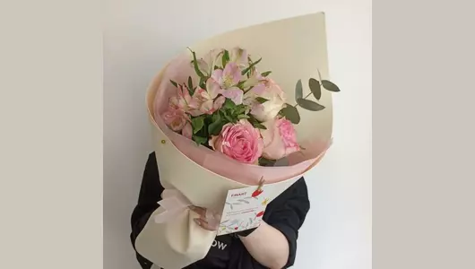 Букет из&nbsp;роз и&nbsp;альстромерии FMART by flowwow