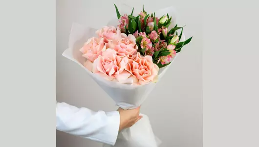 Букет из&nbsp;роз и&nbsp;альстромерии «Французский поцелуй» FMART by flowwow