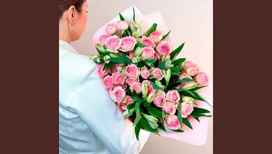 Авторский букет с&nbsp;кустовыми розами и&nbsp;альстромериями "Нежные чувства" FMART by flowwow