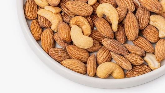 Смесь жареных орехов с&nbsp;солью