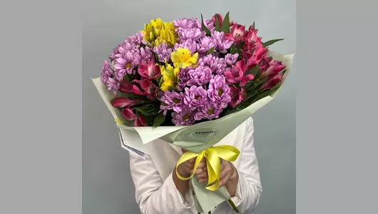 Букет из&nbsp;кустовой хризантемы и&nbsp;альстромерии FMART by flowwow