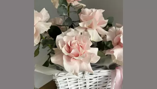 Корзина с&nbsp;розами и&nbsp;эвкалиптом #233 FMART by flowwow