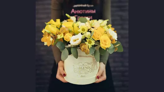 Шляпная коробка из каллы, роз и хризантем в шляпной коробке