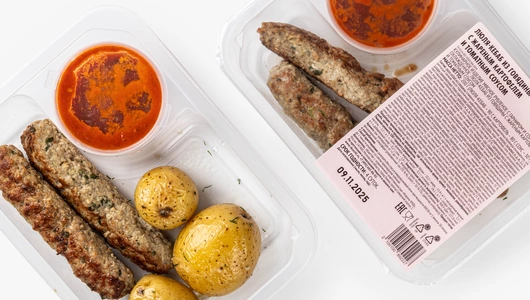 Люля-кебаб из говядины с жареным картофелем и томатным соусом