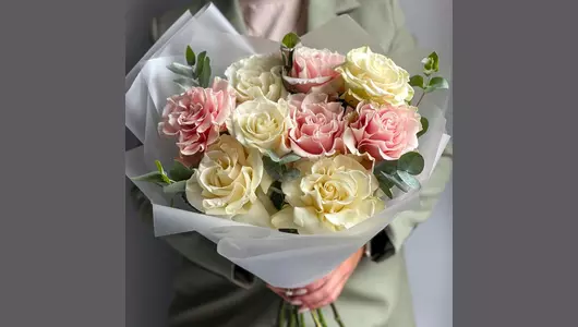 Букет из&nbsp;Французских роз белых и&nbsp;розовых с&nbsp;Эвкалиптом 9 шт #204 FMART by flowwow