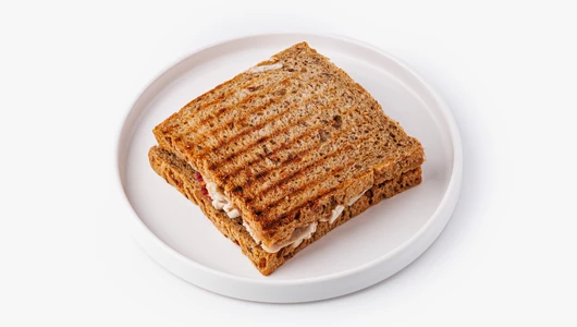 Сэндвич-гриль с индейкой, сыром и клюквой