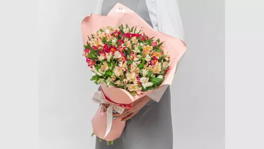 Букет из&nbsp;35 альстромерий нежный микс в&nbsp;оформлении