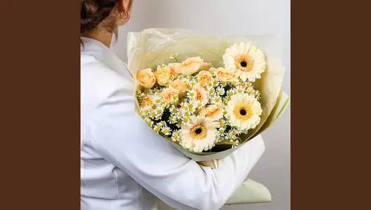 Авторский букет «Бежевый луг» с&nbsp;герберой и&nbsp;кустовой розой FMART by flowwow