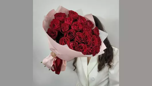 Очаровательный букет из&nbsp;красных роз "Поцелуй" FMART by flowwow