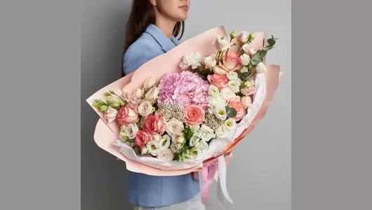 Гортензия и розы в авторском букете «Розовая жемчужина» FMART by flowwow