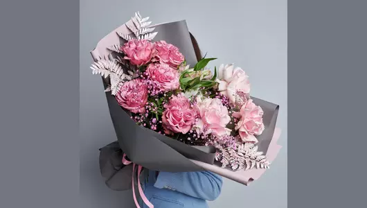 Французские розы в&nbsp;авторском букете «Розовая пантера» FMART by flowwow