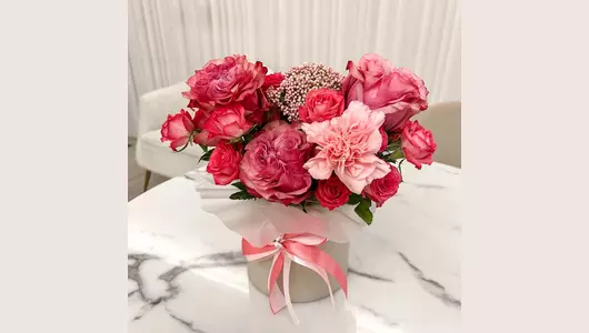 Композиция с&nbsp;пионовидными розами в&nbsp;шляпной коробке #150 FMART by flowwow