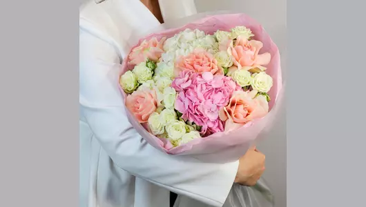 Авторский букет «Элегия» с&nbsp;кустовой розой и&nbsp;гортензией FMART by flowwow