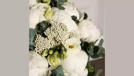 Свадебный букет из&nbsp;пионов, озотамнуса и&nbsp;эустомы