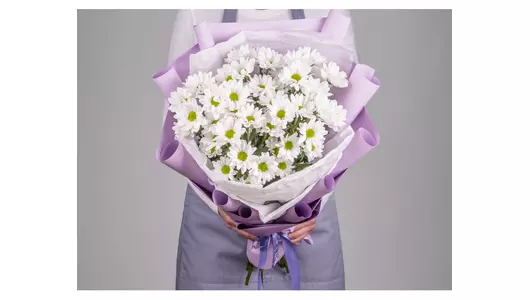 Букет из&nbsp;5 хризантем в&nbsp;оформлении