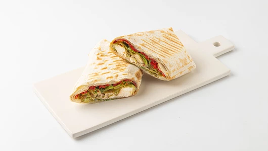 Фреш-ролл с курицей, овощами и соусом том-ям на гриле, кафе