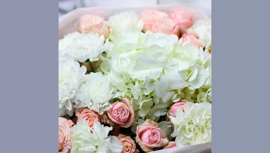 Авторский букет «Нуга» с&nbsp;гортензией и&nbsp;розой FMART by flowwow