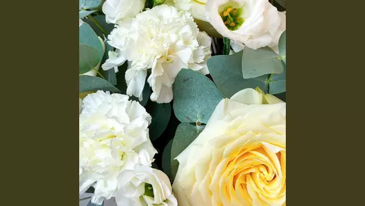 Композиция в&nbsp;коробке с&nbsp;кремовыми розами, гвоздиками и&nbsp;лизиантусом "Ванильный десерт" FMART by flowwow