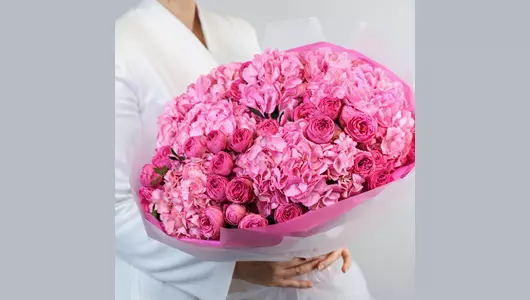 Авторский букет из&nbsp;гортензий и&nbsp;пионовидных роз "Розовые сны" FMART by flowwow