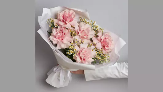 Французские розы и&nbsp;кустовые ромашки в&nbsp;букете «Воздушный поцелуй» FMART by flowwow