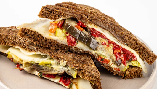 Сэндвич с овощами гриль, сулугуни и соусом песто, кафе