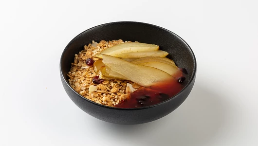 Гранола с печёной грушей и вишнёвым вареньем