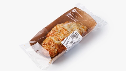 Круассан с ветчиной и соусом бешамель, кафе