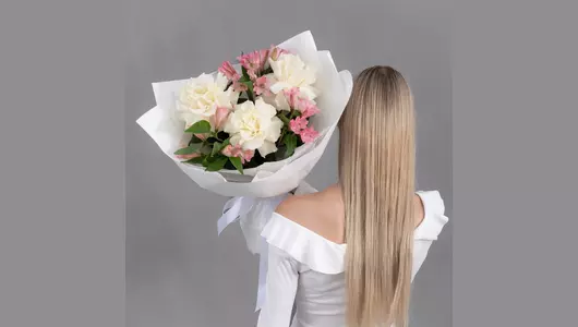 Букет из&nbsp;3 белых, французских роз и&nbsp;4 розовых альстромерий FMART by flowwow