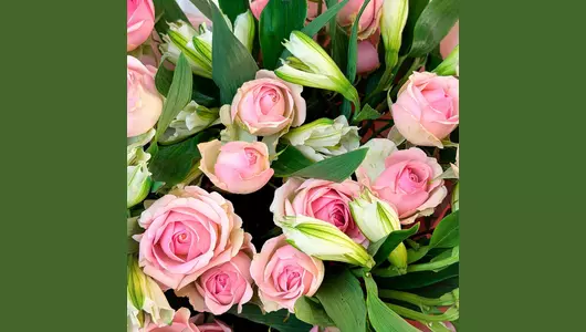 Авторский букет с&nbsp;кустовыми розами и&nbsp;альстромериями "Нежные чувства" FMART by flowwow