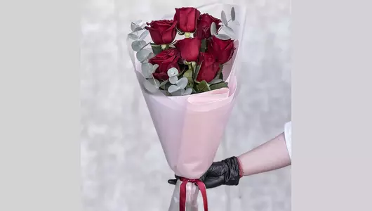 Букет 7 красных роз Premium и&nbsp;эвкалиптом FMART by flowwow