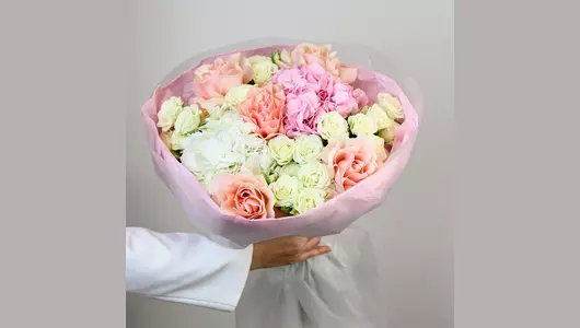 Авторский букет «Элегия» с&nbsp;кустовой розой и&nbsp;гортензией FMART by flowwow