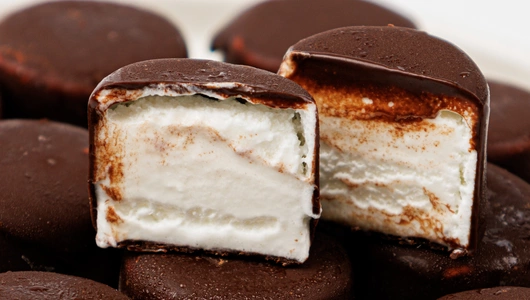 Мороженое пломбир в темном шоколаде