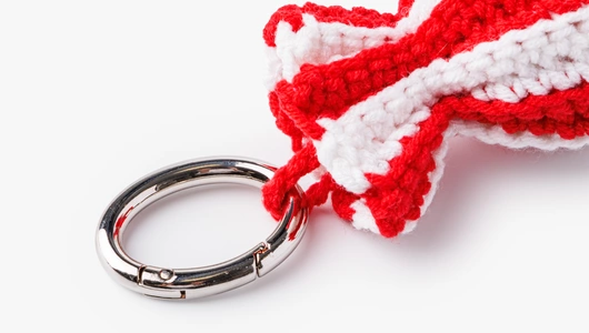 Брелок вязаный "Конфетка"